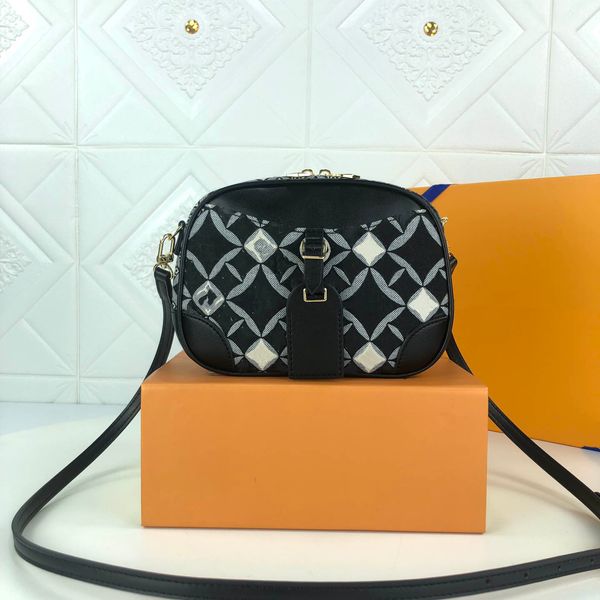 luxury designer messenger bag new tide korean version of the wild shoulder messenger bag fashion simple small handbag 45528
luxury designer messenger bag new tide korean version of the wild shoulder messenger bag fashion simple small handbag 45528