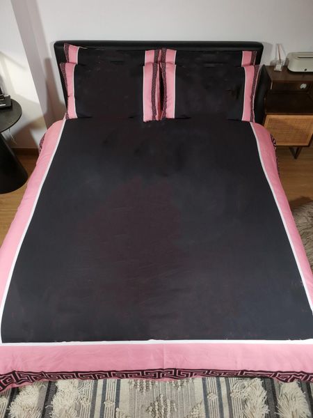 2021 pink designer bedding sets head letter size designer bedding 4 pcs set silk luxury bedding for home
2021 pink designer bedding sets head letter size designer bedding 4 pcs set silk luxury bedding for home