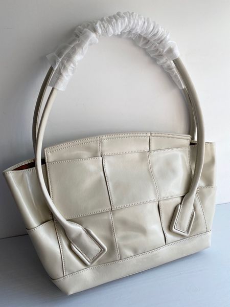 bow and crossbow mona same arco single shoulder oil wax wing new armpit large capacity women's bag
bow and crossbow mona same arco single shoulder oil wax wing new armpit large capacity women's bag