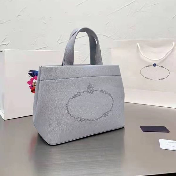 2023 main style tote bag handbag shopping bag one shoulder oblique cross portable high-end designer fashion hundred matching gif
2023 main style tote bag handbag shopping bag one shoulder oblique cross portable high-end designer fashion hundred matching gif