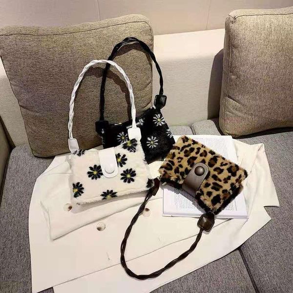 cross body autumn and winter leopard print plush underarm bag fashion women's one-shoulder sunflower
cross body autumn and winter leopard print plush underarm bag fashion women's one-shoulder sunflower