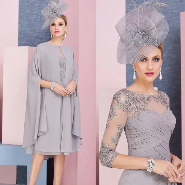 chic grey pleats chiffon mother of the bride dresses 3/4 long sleeves knee length lace applique short prom party gowns with cape wraps women, Black;red
chic grey pleats chiffon mother of the bride dresses 3/4 long sleeves knee length lace applique short prom party gowns with cape wraps women, Black;red
