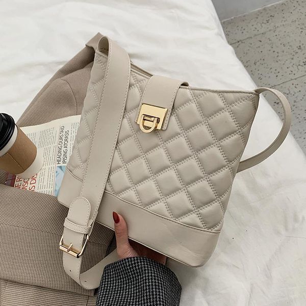 shoulder bags niche design rhombic large-capacity handbags 2021 fashion western-style messenger bag high-end sense bucket width: 27cm
shoulder bags niche design rhombic large-capacity handbags 2021 fashion western-style messenger bag high-end sense bucket width: 27cm