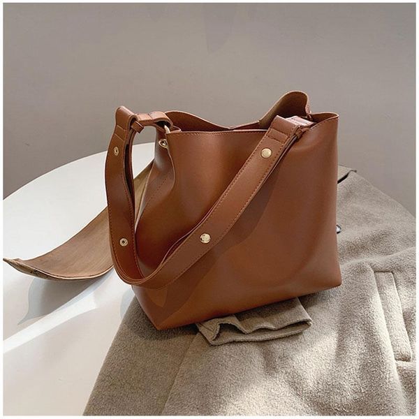 cross body 2021 women large capacity handbag pu leather crossbody bags simple shoulder bag casual totes girl shopping
cross body 2021 women large capacity handbag pu leather crossbody bags simple shoulder bag casual totes girl shopping