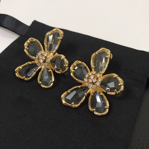 2020 new flower crystal earrings simple fashion luxury design joker brass 18k gold delivery, Golden;silver
2020 new flower crystal earrings simple fashion luxury design joker brass 18k gold delivery, Golden;silver
