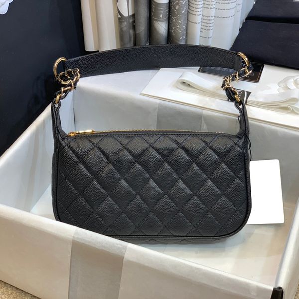 the 7a's most sought-after high-end custom item, the "underarm bag," has a long, thin shoulder strap right under your armpit
the 7a's most sought-after high-end custom item, the "underarm bag," has a long, thin shoulder strap right under your armpit