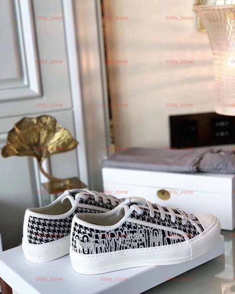 2021 new women's sneakers black and white houndstooth embroidery 30 montaigne casual shoes low-sandals outdoor skate shoes 
2021 new women's sneakers black and white houndstooth embroidery 30 montaigne casual shoes low-sandals outdoor skate shoes
