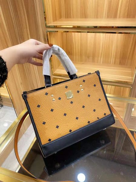 women's new handbag shoulder bag shopping bag, soft material, letter flower design, contrast color binding design
women's new handbag shoulder bag shopping bag, soft material, letter flower design, contrast color binding design