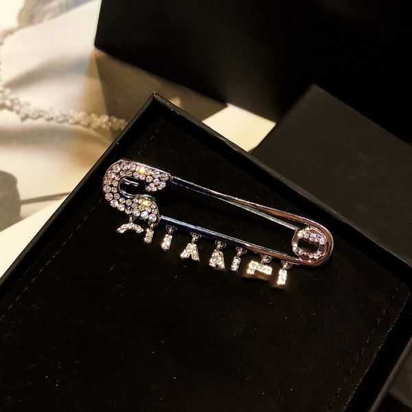luxury jewelry women's designer brooch simple letter brooch classic letter logo with original box l-c12, Gray
luxury jewelry women's designer brooch simple letter brooch classic letter logo with original box l-c12, Gray