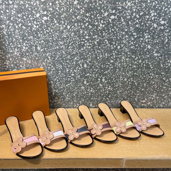 2022 latest women's low heel slippers sunflower design leather material package complete size 35-41, Black
2022 latest women's low heel slippers sunflower design leather material package complete size 35-41, Black
