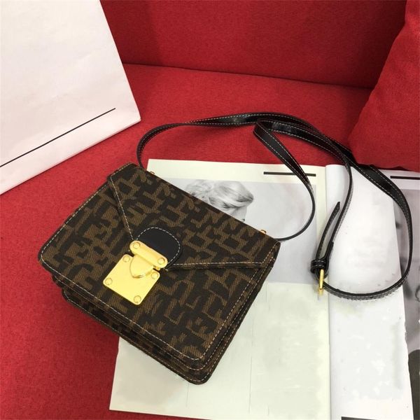 new 2021 retro shoulder bag made of high-quality genuine leather, fashion printed messenger bag, trendy and novel bag1
new 2021 retro shoulder bag made of high-quality genuine leather, fashion printed messenger bag, trendy and novel bag1