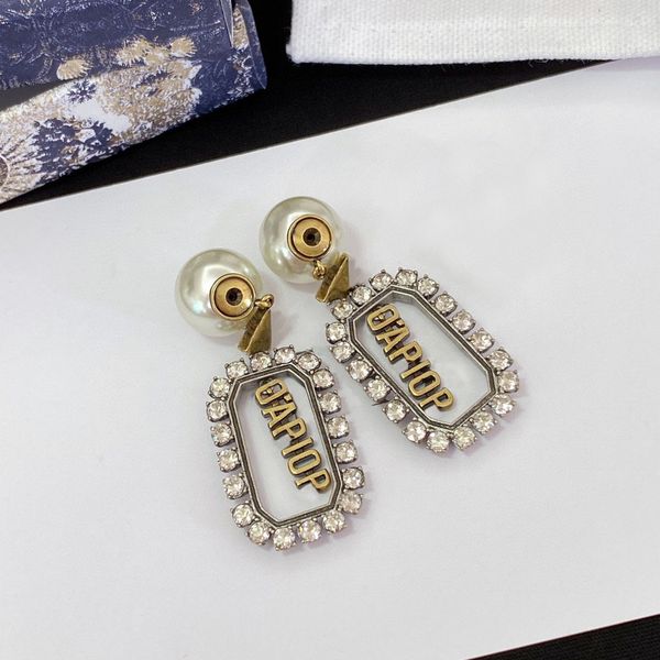 fashion letter pearl stud earrings aretes for lady women party wedding lovers gift engagement jewelry for bride with box.d1122, Golden;silver
fashion letter pearl stud earrings aretes for lady women party wedding lovers gift engagement jewelry for bride with box.d1122, Golden;silver