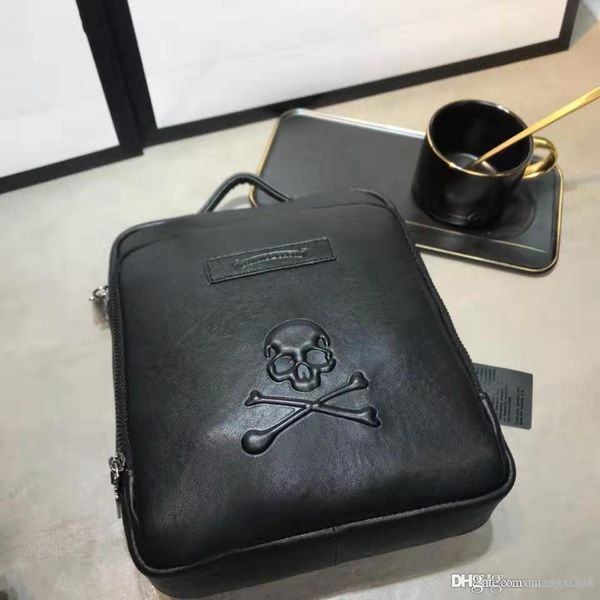 designers design high-quality raw leather hardware, large capacity space design multi card + invisible zipper, fashionable and versatile.
designers design high-quality raw leather hardware, large capacity space design multi card + invisible zipper, fashionable and versatile.
