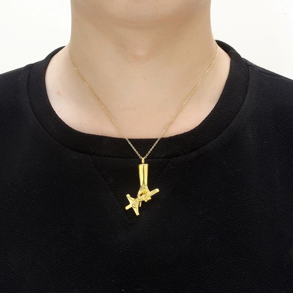 fashion design necklace pendant luxury jewelry creative handheld jesus cross perfume bottle , men and women titanium steel can open the urn, Silver
fashion design necklace pendant luxury jewelry creative handheld jesus cross perfume bottle , men and women titanium steel can open the urn, Silver