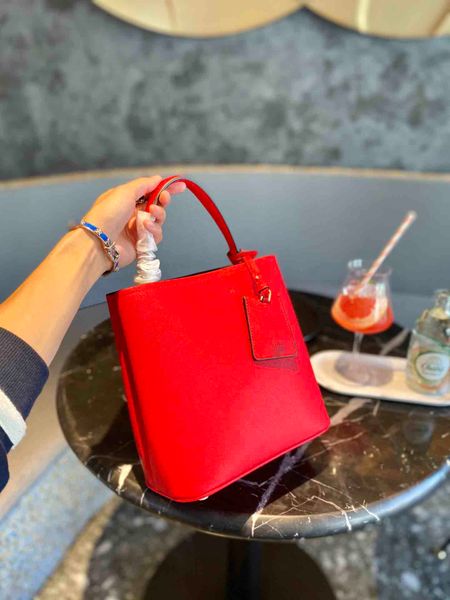 women messenger travel bag classic style fashion bags shoulder bags lady totes handbags 23*23 cm
women messenger travel bag classic style fashion bags shoulder bags lady totes handbags 23*23 cm