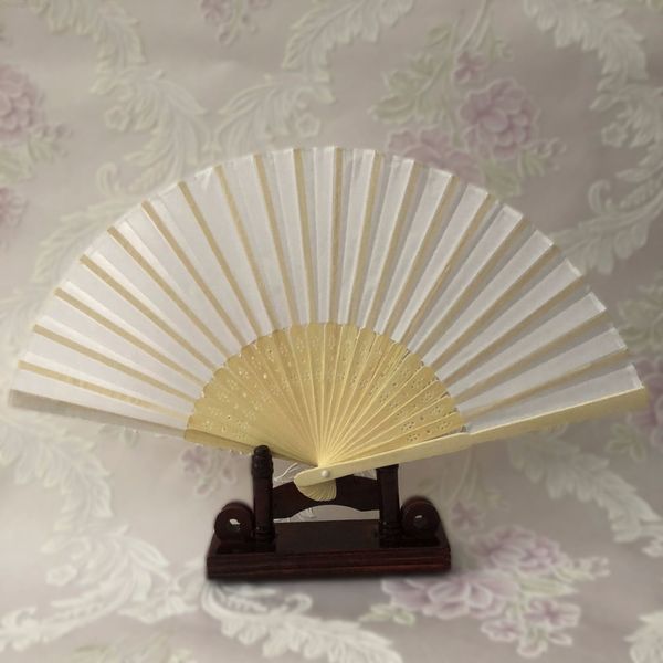wholesale 50pcs/lot white elegant folding silk hand fan with organza bag wedding & party favors gift
wholesale 50pcs/lot white elegant folding silk hand fan with organza bag wedding & party favors gift