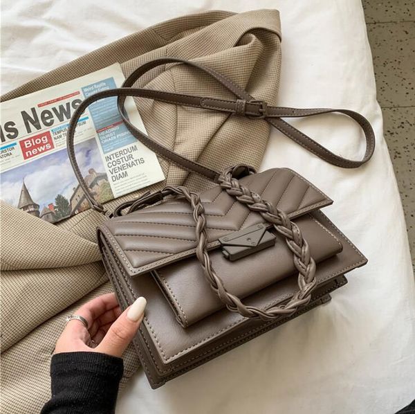 Factory wholesale women handbag simple atmospheric wavy women messenger bag new retro leather shoulder bag fashionable leather woven bag
Factory wholesale women handbag simple atmospheric wavy women messenger bag new retro leather shoulder bag fashionable leather woven bag