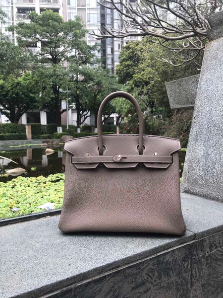 whosale fully handmade eaupe togo leather design purse 30cm,wax thread, have both gold and silver hardware,contact me for details
whosale fully handmade eaupe togo leather design purse 30cm,wax thread, have both gold and silver hardware,contact me for details