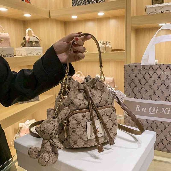 2022 factory wholesale handbag ins kuqi bear bucket portable one shoulder oblique cross women's bag
2022 factory wholesale handbag ins kuqi bear bucket portable one shoulder oblique cross women's bag