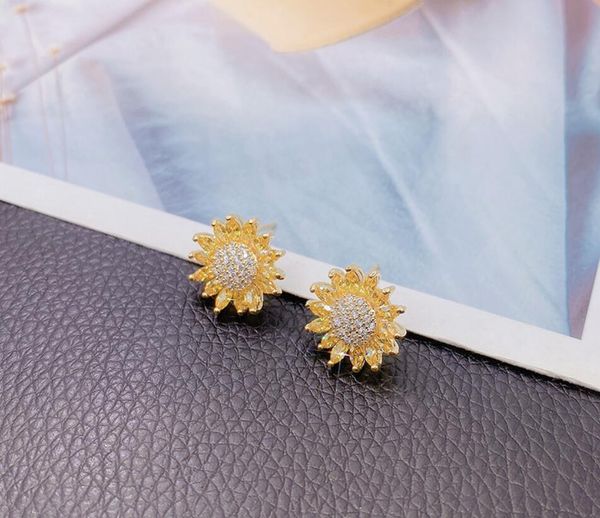 2020 new style full diamond individual gold sunflower earrings s925 silver needle earrings lovely 428, Golden;silver
2020 new style full diamond individual gold sunflower earrings s925 silver needle earrings lovely 428, Golden;silver
