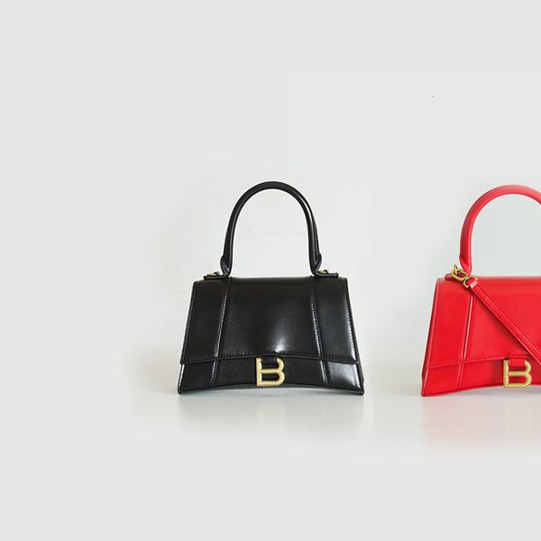 women's france xiaozhong 2019 hourglass handbag with b-button leather one shoulder diagonal bag
women's france xiaozhong 2019 hourglass handbag with b-button leather one shoulder diagonal bag