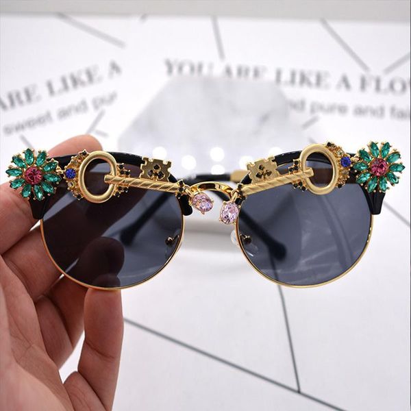2020 crystal rhinestone baroque sun glasses women brand design summer luxury ladies sunglasses for summer feminino, White;black
2020 crystal rhinestone baroque sun glasses women brand design summer luxury ladies sunglasses for summer feminino, White;black