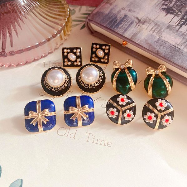 classical heart round shape stud earring handmade elegant pearl enameled 925 post earrings, Golden;silver
classical heart round shape stud earring handmade elegant pearl enameled 925 post earrings, Golden;silver