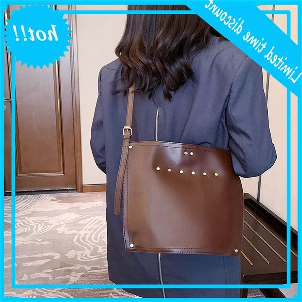 large capacity fashionable big women's 2020 new bucket autumn and winter shoulder messenger bag
large capacity fashionable big women's 2020 new bucket autumn and winter shoulder messenger bag