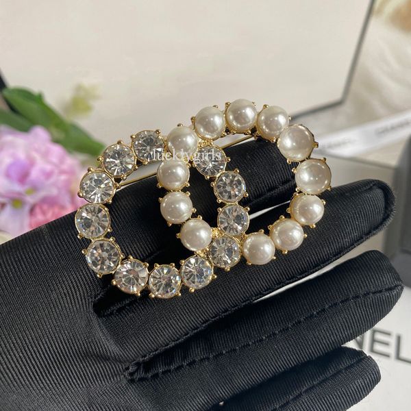 2021 ladies designer brooch crystal letter brooch pin pearl lapel pins corsage women jewelry accessary gifts, Gray
2021 ladies designer brooch crystal letter brooch pin pearl lapel pins corsage women jewelry accessary gifts, Gray