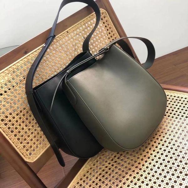 cross body juanjuan autumn and winter 2021 single shoulder slung large capacity bucket bag
cross body juanjuan autumn and winter 2021 single shoulder slung large capacity bucket bag