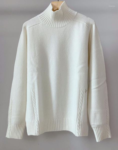 2020 autumn and winter new high-neck thick cashmere women's knitted sweater, White;black
2020 autumn and winter new high-neck thick cashmere women's knitted sweater, White;black