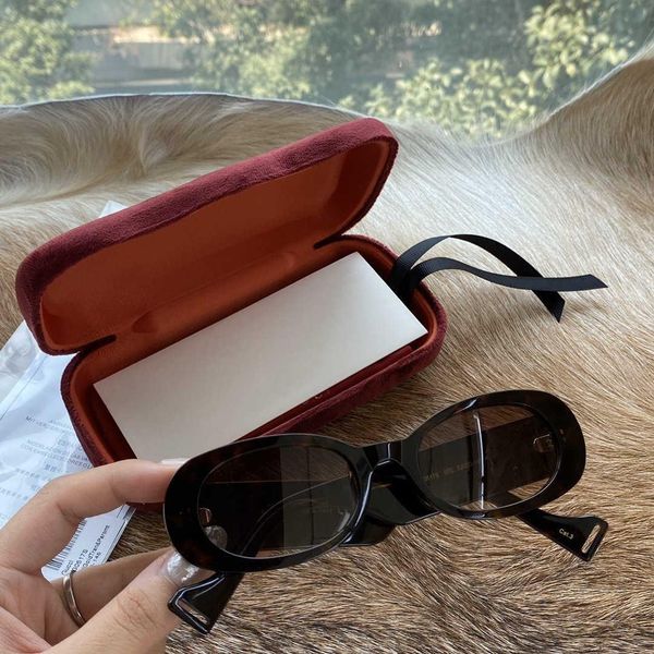 2021 luxury g0517s sunglasses for women with rivets uv protection women designer vintage square full frame come with package, White;black
2021 luxury g0517s sunglasses for women with rivets uv protection women designer vintage square full frame come with package, White;black
