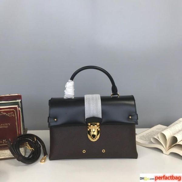 the flip handbag has bright lines and rich classic design details to show its unique charm with suitcase-style locks
the flip handbag has bright lines and rich classic design details to show its unique charm with suitcase-style locks