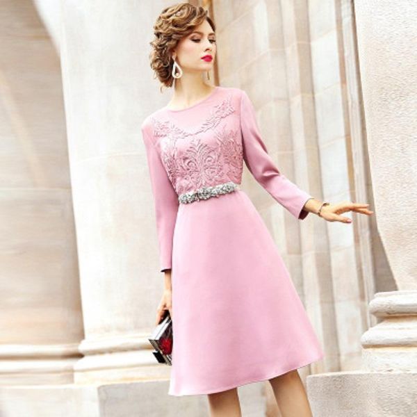 2021 new solid embroidered dress women's autumn and spring style retro office lady high waist mid length o-neck a-line skirt, Black;gray
2021 new solid embroidered dress women's autumn and spring style retro office lady high waist mid length o-neck a-line skirt, Black;gray