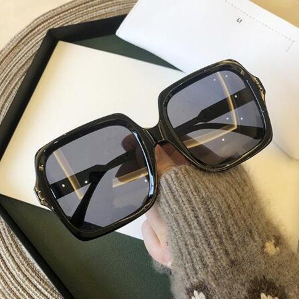Rétro surdimensionné carré lunettes de soleil dames marque de luxe rétro grand cadre lunettes soleil pour femmes haute qualit, White;black
Rétro surdimensionné carré lunettes de soleil dames marque de luxe rétro grand cadre lunettes soleil pour femmes haute qualit, White;black