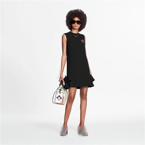 2021 new women's dress heart-shaped embroidery badge sleeveless skirt fashion skirt spring clothing, White;black
2021 new women's dress heart-shaped embroidery badge sleeveless skirt fashion skirt spring clothing, White;black