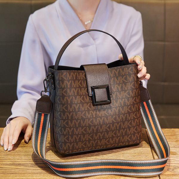 vintage luxury design lettered bucket bag 2022 fashion popular single shoulder diagonal cross bag women's printed large capacity handba
vintage luxury design lettered bucket bag 2022 fashion popular single shoulder diagonal cross bag women's printed large capacity handba
