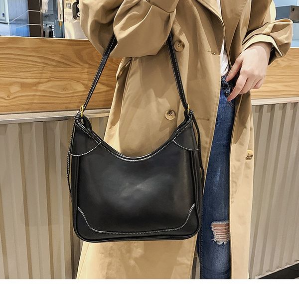 pu style ladys shoulder handbags female fashion large-capacity all-match messenger bag
pu style ladys shoulder handbags female fashion large-capacity all-match messenger bag