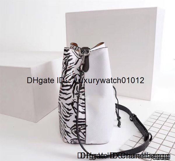 genuine 2020 fashion leather bucket bag women famous designer drawstring handbags flower printing crossbody purse
genuine 2020 fashion leather bucket bag women famous designer drawstring handbags flower printing crossbody purse