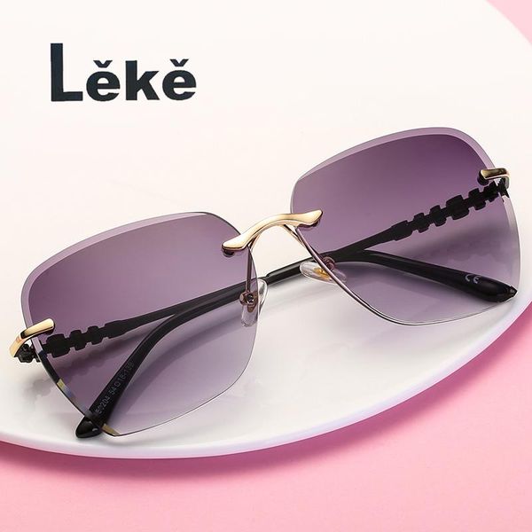 2021 Leke Luxury Metal Frame Fashion Design Unique New Lip Shaped Sunglasses, White;black
2021 Leke Luxury Metal Frame Fashion Design Unique New Lip Shaped Sunglasses, White;black