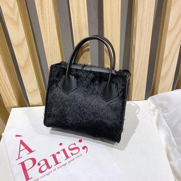 2020 new designer handbags rabbit fur color matching casual handbags shoulder messenger simple portable ladies handbags
2020 new designer handbags rabbit fur color matching casual handbags shoulder messenger simple portable ladies handbags