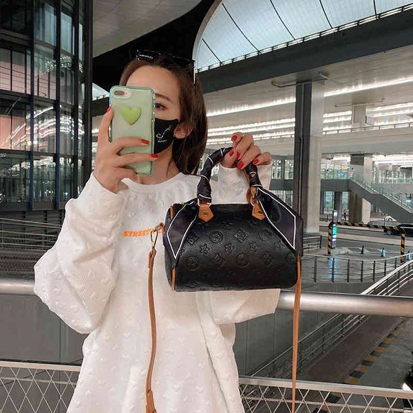 2022 factory wholesale designer handbags on clearance women's fashion trend messenger red korean silk scarf handbag
2022 factory wholesale designer handbags on clearance women's fashion trend messenger red korean silk scarf handbag