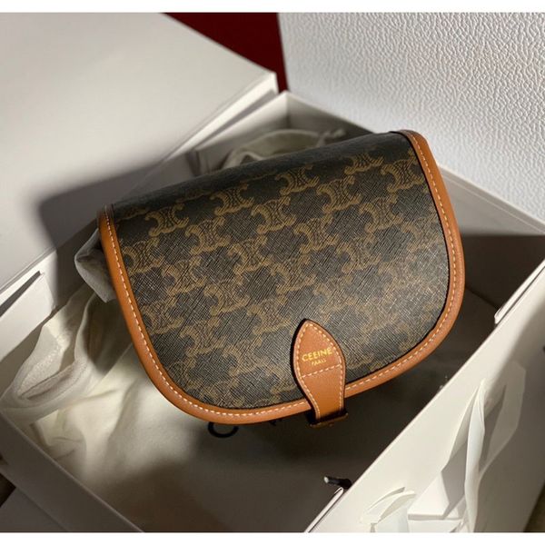 new triomphe canvas presbyopia saddle triumphal arch printed one shoulder messenger leather women's bag
new triomphe canvas presbyopia saddle triumphal arch printed one shoulder messenger leather women's bag