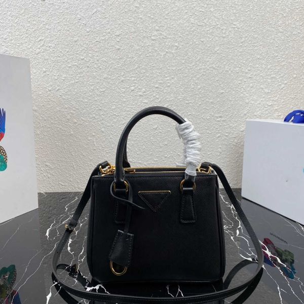 classic design fashion lady plain genuine leather handbag ol woman saffiano totes shoulder crossbody messenger luxury tote bags
classic design fashion lady plain genuine leather handbag ol woman saffiano totes shoulder crossbody messenger luxury tote bags