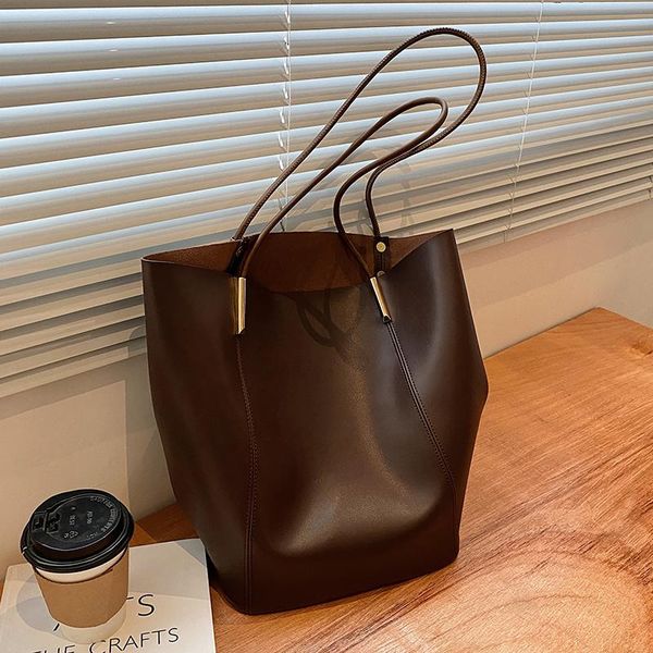 shoulder bags soft leather large capacity handbags female handle bag fashion brand solid color simple style pack sac a main femme
shoulder bags soft leather large capacity handbags female handle bag fashion brand solid color simple style pack sac a main femme