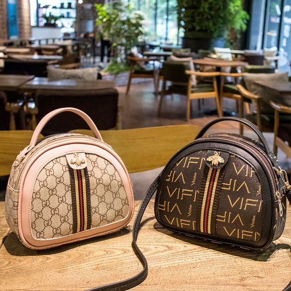 2020 autumn/winter luxury fashion new pu female bag printing one-shoulder clutch bag messenger small round bag
2020 autumn/winter luxury fashion new pu female bag printing one-shoulder clutch bag messenger small round bag