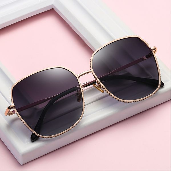 2021 new polarized driving glasses for women metal frame uv400 sunglasses with box size:49-16-147mm 5a5z, White;black
2021 new polarized driving glasses for women metal frame uv400 sunglasses with box size:49-16-147mm 5a5z, White;black