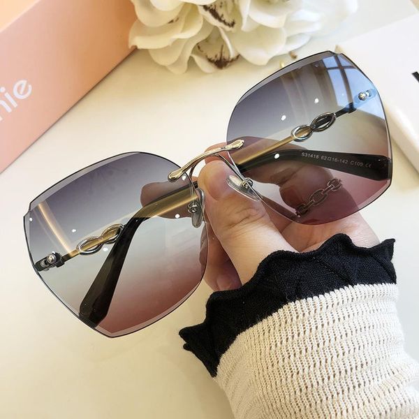 sunglasses ms 2021 women rimless uv400 brand designer gradient sun glasses female oculos with box, White;black
sunglasses ms 2021 women rimless uv400 brand designer gradient sun glasses female oculos with box, White;black