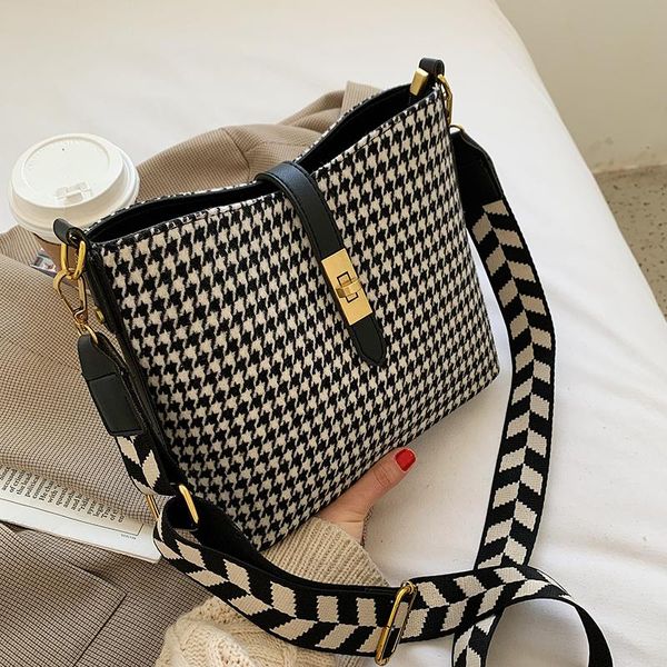 unique design autumn/winter handbag popular new fashion shoulder bag messenger bag underarm letter bucket width:25cm
unique design autumn/winter handbag popular new fashion shoulder bag messenger bag underarm letter bucket width:25cm
