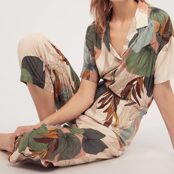 ladies pajamas set ice silk summer long sleeves collar printing silk cotton print set home clothing two-piece set y200107, Black;red
ladies pajamas set ice silk summer long sleeves collar printing silk cotton print set home clothing two-piece set y200107, Black;red